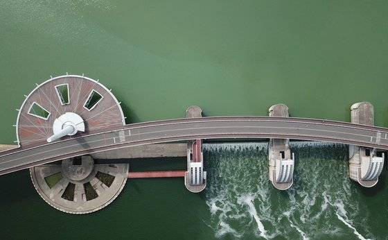 지난해 7월 3일 대구 달성군 다사읍과 경북 고령군 다산면을 잇는 강정고령보 일대 낙동강 강물이 녹조로 인해 초록빛을 띠고 있다. 뉴스1