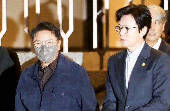 지난 14일 SM 소속 연예인 김민종과 한몽 경제인 만찬에 참석하고 있는 이수만. 사진 뉴스1