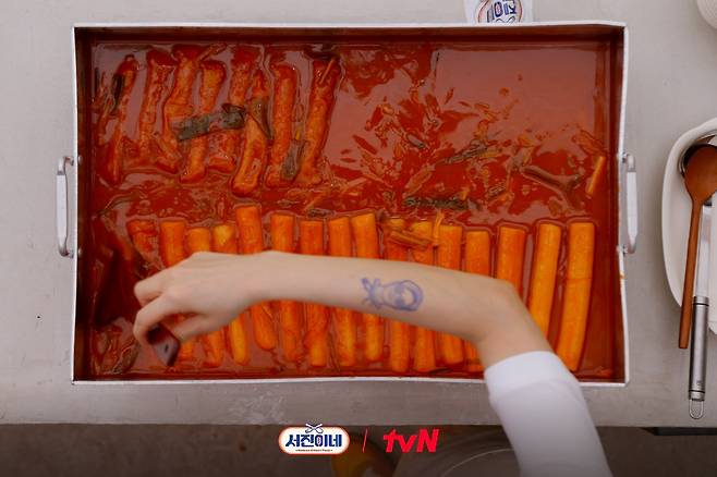 Tteokbokki, a popular Korean street food, is shown in this screenshot from “Jinny’s Kitchen.” (tvN)