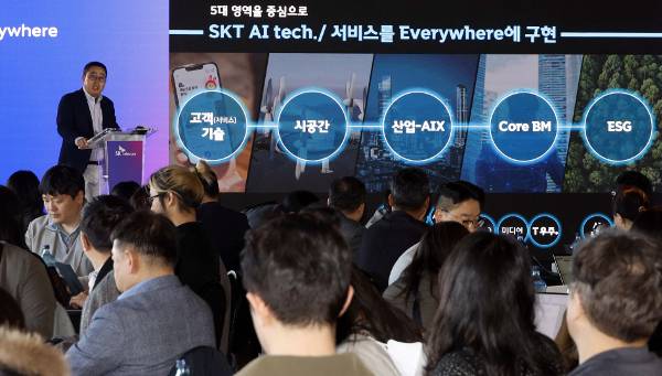 유영상 SK텔레콤 사장이 26일(현지시간) ‘모바일월드콩그레스(MWC) 2023’이 열리는 스페인 바로셀로나에서 기자간담회를 갖고 ‘AI(인공지능) 컴퍼니’ 비전인 ‘AI 투 에브리웨어’(to Everywhere)를 발표하고 있다. 유 사장은 파트너사들과 함께 ‘K-AI 얼라이언스’ 생태계를 구축하고 대한민국 AI 생태계를 키우겠다고 밝혔다. 바르셀로나=사진공동취재단