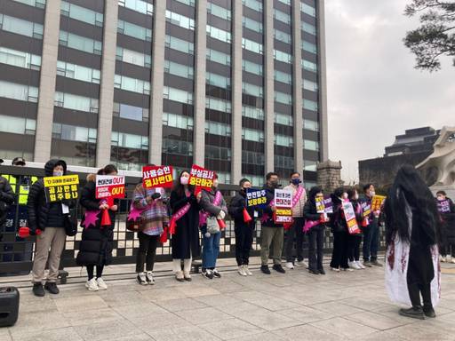 고양 삼송지구 힐스테이트 라피아노 삼송 입주 예정자 80여명이 서울 현대건설 빌딩 앞에서 마감재 처리하자 등 부실 공사를 주장하며 시위를 하고 있다. 삼송지구 힐스테이트 라피아노 삼송 입주예정자협의회 제공