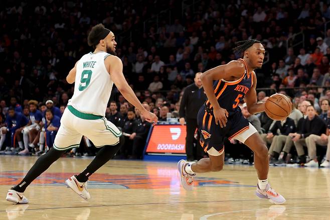 보스턴이 뉴욕 닉스에게 패하면서 NBA 동부지구 선두를 밀워키에 내줬다. 사진은 보스턴과 뉴욕 닉스의 경기 모습. /사진= 로이터