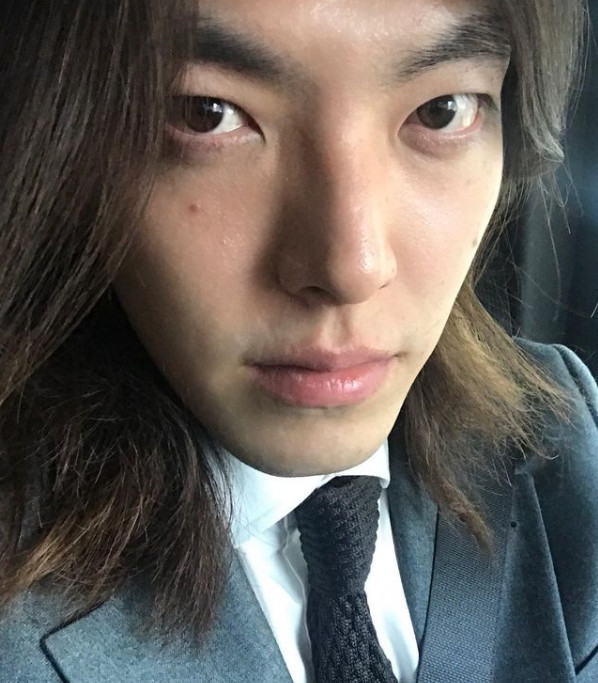 Actor Kim Woo-bin has turned into a long-haired man.Kim Woo-bin posted a picture of her recent long-haired transformation through personal SNS on February 28th.In the photo, Kim Woo-bin draws attention with his long hair that touches his shoulders. He is impressed with various styling ranging from a comfortable one-man T-shirt to a dandy suit.It is a somewhat unconventional transformation, but among the fans, there are reactions such as wild and well suited.Kim Woo-bin starred in the movie Alien + Inn Part 1, which was released in July last year.Kim Woo-bin has acknowledged his devotion to actor Shin Min-a in 2015 and has been in love for the eighth year this year.Kim Woo-bin and Shin Min-a became a hot topic in the TVN drama Our Blues, which last June.
