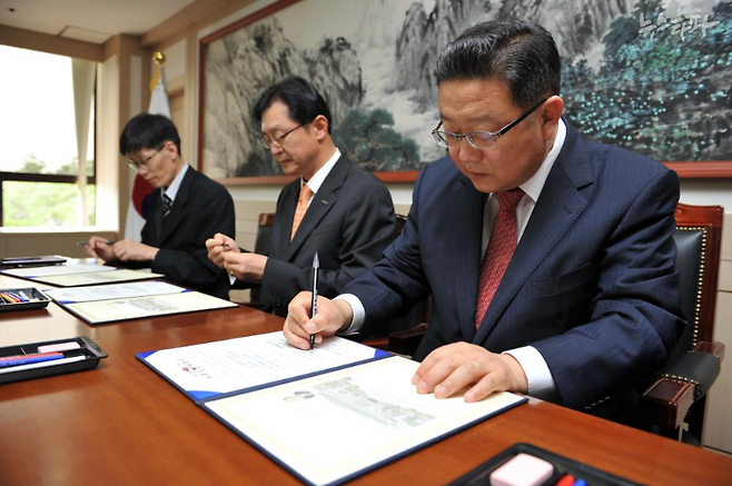 △ 음성군 산업단지 사례는 '행정-정치-경제'가 유착한 전형이라는 평가가 나온다. 사진은 2012년 7월 음성군청에서 열린 생극산업단지 조성 사업 체결식 모습. (출처: 음성군)