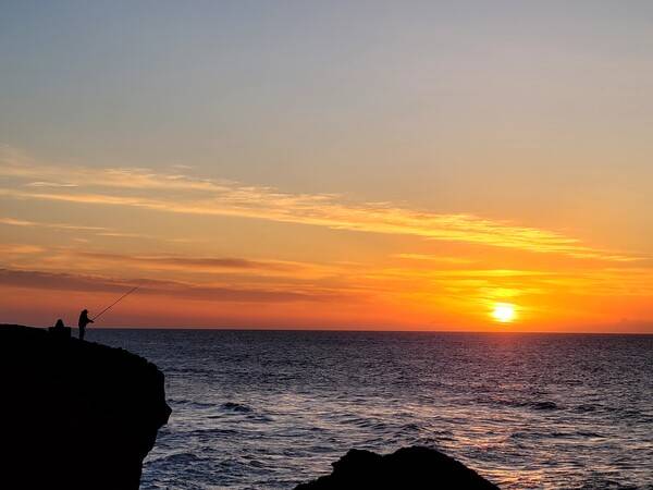 대서양 해안가 절벽에서 낚시꾼들이 세월을 낚고 있다
