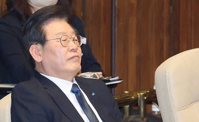 더불어민주당 이재명 대표가 27일 오후 국회에서 열린 본회의에서 본인의 체포동의안 부결 결과를 듣고 있다. 앞서 검찰은 지난 16일 위례 신도시·대장동 개발 특혜와 성남FC 후원금 의혹 등과 관련, 이 대표에 대한 구속영장을 청구했고, 법원은 이튿날 검찰에 체포동의 요구서를 보냈다.&nbsp; &nbsp; 연합뉴스