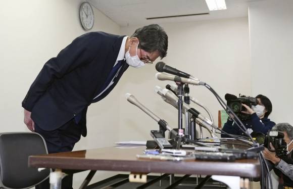 ‘1년에 2번만 온천수 교체’ 사과하는 日여관 사장 - 일본 후쿠오카현 지쿠시노(筑紫野)시 소재 온천 여관 ‘다이마루 별장’의 야마다 마코토 사장이 28일 후쿠오카시에서 기자회견을 열어 1년에 두 차례만 온천수를 교체한 사실에 대해 사과하고 있다. 2023.2.28 연합뉴스