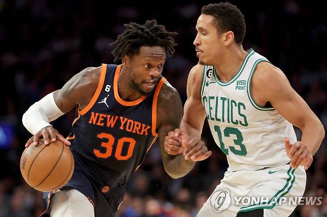 공격하는 줄리어스 랜들 [USA TODAY Sports=연합뉴스]
