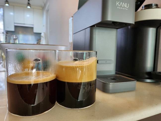 카누 바리스타 브리즈로 내린 아메리카노(왼쪽)와 네스프레소 버츄오 넥스트로 내린 아메리카노(오른쪽)/사진=김아름 기자 armijjang@