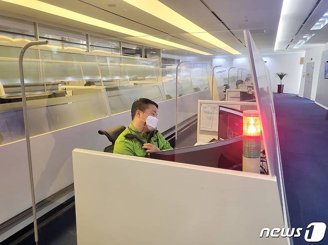 삼성 에스원 수원 통합관제센터에서 경고음이 울리는 모습 (에스원 제공)