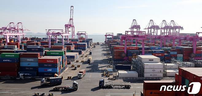 관세청이 지난 1~20일 수출액이 335억 달러로 지난해 같은 기간보다 2.3% 감소했다고 밝혔다. 이달 20일까지 무역수지는 59억 8,700만 달러 적자로 전달에 비해 절반 가까이 줄었지만 지난해 같은 기간(-18억 3,300만 달러)보다 적자 폭이 3.3배 늘어났다. 사진은 21일 오후 인천 연수구 인천신항에서 컨테이너 하역작업이 진행되고 있다. 2023.2.21/뉴스1 ⓒ News1 김진환 기자