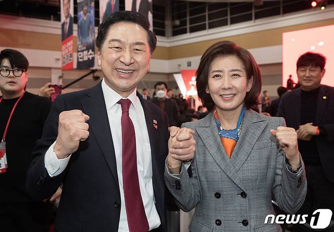 김기현 국민의힘 당대표 후보와 나경원 전 의원이 28일 오후 대구 북구 엑스코에서 열린 국민의힘 제3차 전당대회 대구·경북 합동연설회에 앞서 포즈를 취하고 있다. 2023.2.28/뉴스1 ⓒ News1 이재명 기자