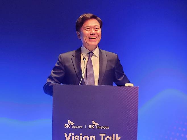 박정호 SK스퀘어 부회장이 28일(현지 시각) MWC 2023이 열리고 있는 스페인 바르셀로나에서 간담회를 갖고 SK쉴더스 지분 매각을 발표하고 있다. /박성우 기자