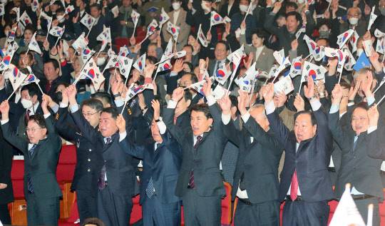 1일 강원 춘천문화회관에서 열린 '제104주년 3·1절 기념식'에서 김진태 도지사와 신경호 교육감, 권혁열 도의회 의장, 국민의힘 한기호·노용호 의원, 더불어민주당 허영 의원 등 참석자들이 만세를 외치고 있다.<강원도청 제공>