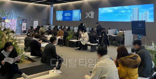 지난 24일 분양 일정에 돌입한 '영등포자이디그니티' 모델하우스에서 상담을 기다리는 인파. 사진 이미연 기자