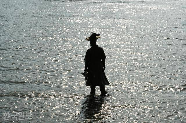 해남 우수영관광지 탐방로 바로 앞바다에 '고뇌하는 이순신' 동상이 세워져 있다.