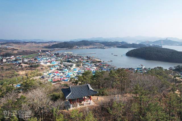 전라우수영이 있었던 문내면 소재지. 현재는 산꼭대기에 망해루 누각 하나만 세워져 있다.