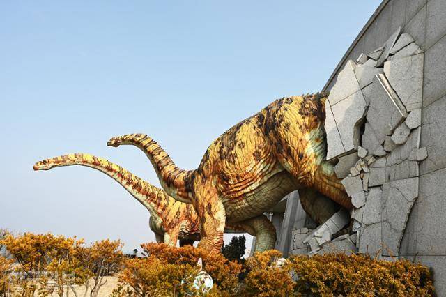 벽을 부수고 나오는 듯한 우항리 공룡박물관 외벽의 공룡 조형물.
