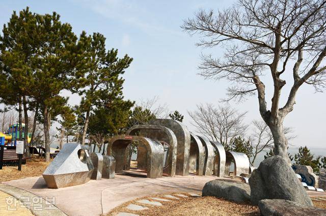 우항리 공룡박물관의 야외 놀이터.