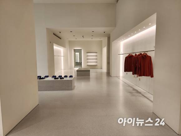 할란앤홀든 매장 내부. 진열장의 대부분이 비어 있다. [사진=구서윤 기자]