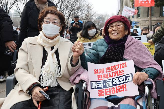 104주년 3.1절인 1일 오전 서울광장 동편 무대에서 열린 서울시민 평화인권훈장수여식에서 강제동원 피해자 양금덕 할머니와 위안부 피해자인 이용수 할머니가 손을 잡고 있다. 연합뉴스