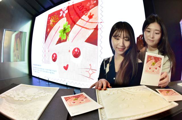 지난 18일 서울 을지로 SKT T타워에서 열린  ‘손으로 보는 감각, 손끝으로 전하는 희망’이 전시회를 찾은 관람객들이 3D로 프린팅 된 작품을 만져보고 있다.