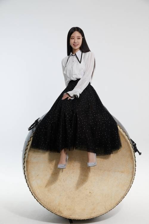 가수 송민경이 신곡 ‘큰거온다’로 활동 중이다. 사진=아츠로이엔티
