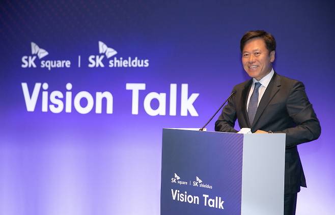 박정호 SK스퀘어 부회장이 지난달 28일(현지시간) 스페인 바르셀로나 간담회에서 EQT-SK스퀘어의 SK쉴더스 공동경영 계획을 발표하고 있다./사진제공=SK스퀘어