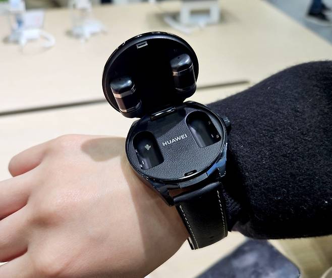 중국 화웨이의 신형 스마트워치 ‘화웨이 워치 버즈(Huawei Watch Buds)’. 박로명 기자/dodo@