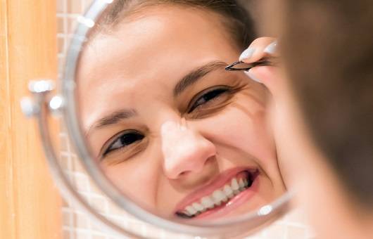 눈 찌르는 속눈썹 집에서 뽑아도 될까?ㅣ출처: 게티이미지뱅크