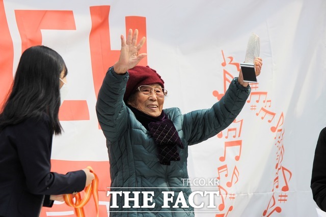 양금덕 할머니가 서울시민이 주는 평화인권훈장을 받고 웃음을 짓고 있다./ 광주 = 나윤상 기자