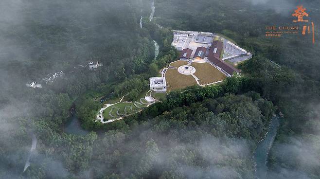 프랑스 주류 기업 페르노리카가 중국 남서부 쓰촨성 러산시 어메이산(峨眉山)에 지은 중국 첫 몰트 위스키 증류소 ‘뎨촨 몰트 위스키 디스틸러리(叠川 THE CHUAN Malt Whisky Distillery)’. /페르노리카