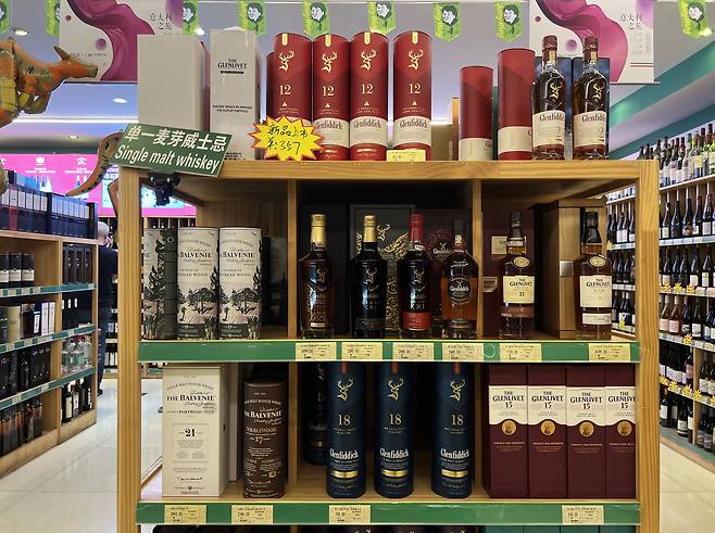 중국 베이징의 한 마트에 진열된 싱글 몰트 위스키 제품. /베이징=김남희 특파원