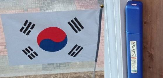 전국에 새로 지어진 아파트 중 국기게양대가 없는 곳이 늘고 있다. 사진은 실내에 태극기를 게양한 모습. [사진 독자]