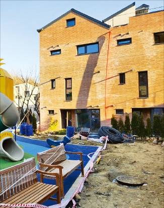 지난 1월이 준공 예정일이었지만 아직 공용부문 공사를 마치지 못한 경기 ‘고양 라피아노 삼송’.  /라피아노삼송 입주예정자협의회 제공