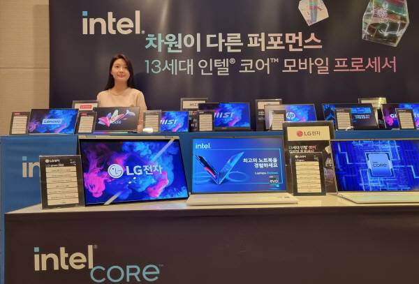 인텔코리아는 13세대 인텔 코어 모바일 프로세서를 공식 출시한다. 사진은 2일 출시 기념 기자간담회장에 마련된, 13세대 프로세서가 탑재된 노트북 제품 모습. 정옥재 기자