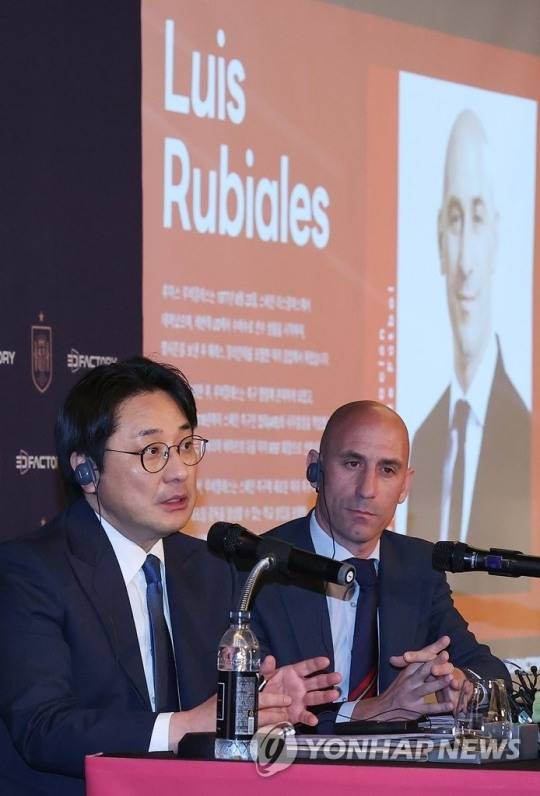 루이스 루비알레스 스페인축구협회 회장(오른쪽)이 2일 서울 종로구 포시즌스호텔에서 열린 스페인축구협회-쓰디디팩토리 파트너십 구축·추진 사업 발표 기자간담회에서 발언하고 있다. 옆은 쓰리디팩토리 오병기 대표. [연합뉴스]