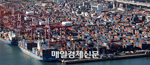 Busan Port [Photo by Kim Ho-young]