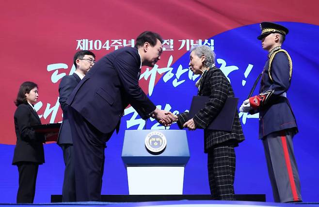 [서울=뉴시스] 홍효식 기자 = 윤석열 대통령이 1일 서울 중구 유관순 기념관에서 열린 제104주년 3.1절 기념식에서 고 김언배 독립유공자의 딸 김종순 씨에게 건국훈장 애국장을 수여한 뒤 악수하고 있다. (대통령실통신사진기자단) 2023.03.01.