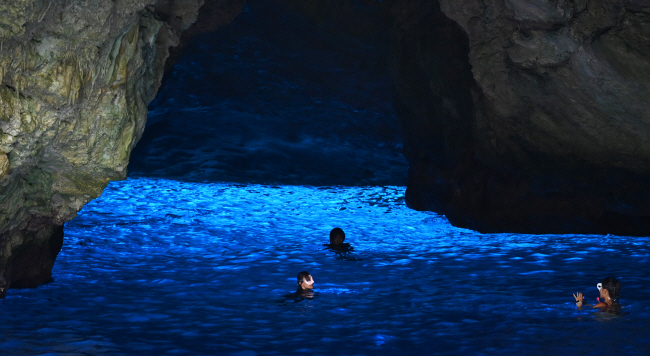다이빙 명소인 동굴 그로토의 형광색 물빛.