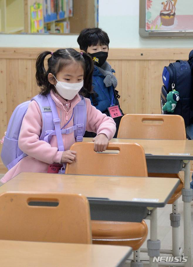 [전주=뉴시스] 김얼 기자 = 2023학년도 초등학교 입학식이 열린 2일 전북 전주시 전주대정초등학교에서 1학년 학생들이 자리를 찾고 있다. 2023.03.02. pmkeul@newsis.com