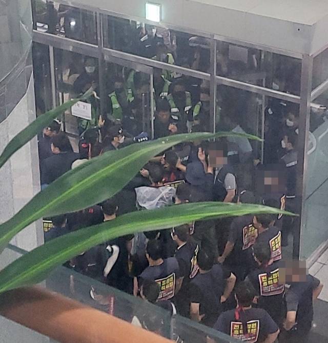 2021년 8월 A기업 노조가 기업 내 한 시설물로 진입하는 과정에서 충돌하고 있다. 연합뉴스