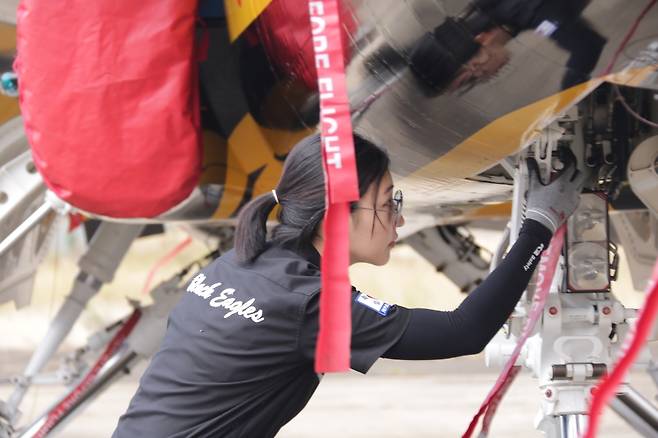 블랙이글스 첫 여성 정비기장 (절롱[호주]=연합뉴스) 김지헌 기자 = 블랙이글스 최초의 여성 정비기장으로 9번기 정비를 담당하는 맹윤주 중사가 T-50B 항공기를 점검하고 있다. 2023.3.1
jk@yna.co.kr