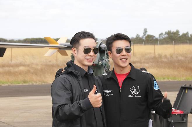 블랙이글스 7번기 조종사 강태완 대위와 정비기장 신재협 중사 (절롱[호주]=연합뉴스) 김지헌 기자 = 블랙이글스 7번기 조종사 강태완(오른쪽) 대위와 정비기장 신재협 중사가 1일 호주 절롱 애벌론공항에서 기념사진을 찍고 있다. 2023.3.1
jk@yna.co.kr