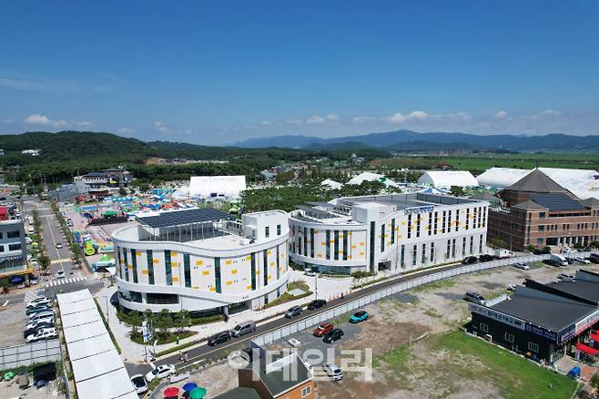 지난해 6월 개관해 보령머드축제 기간 전시회와 컨벤션 행사가 열린 보령머드테마파크. 최대 800명 수용가능한 회의실을 갖춘 보령머드테마파크 컨벤션관에선 지난해 총 77건의 국제 콘퍼런스, 세미나 등 컨벤션 행사가 열렸다. (사진=보령축제관광재단)
