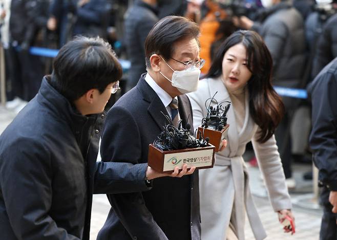 이재명 더불어민주당 대표가 3일 오전 서울 서초구 서울중앙지방법원에서 열린 공직선거법 위반 혐의 사건 첫 재판에 출석하기 위해 법정으로 향하고 있다. (사진=연합뉴스)