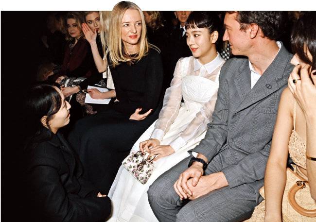 크리스찬디올의 2023 S/S 오트쿠튀르 프런트로에 나란히 앉은 델핀 아르노와 블랙핑크 지수, 태그호이어 CEO 프레데릭 아르노(왼쪽부터).