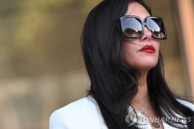 작년 8월 코비 브라이언트의 부인 버네사 브라이언트가 법정을 나서고 있는 모습. [사진=AFP·연합뉴스]