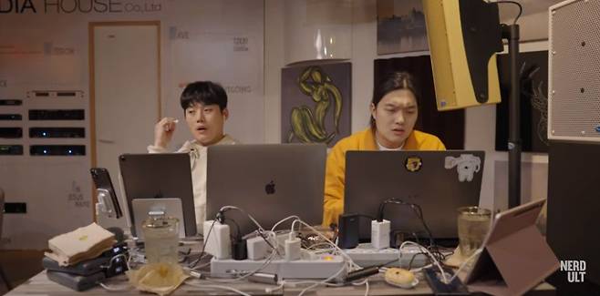 개그 전문 채널 유튜브 '너덜트'에 올라온 '카페 전기 도둑' 편. 카페에서 각종 전자기기를 충전하며 장시간 앉아있는 일부 손님을 풍자하는 내용이 담겼다. /너덜트 유튜브