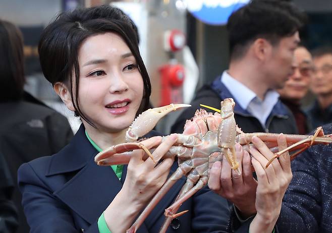 김건희 여사가 3일 경상북도 포항시 죽도시장을 방문, 대게를 살펴보고 있다. /연합뉴스